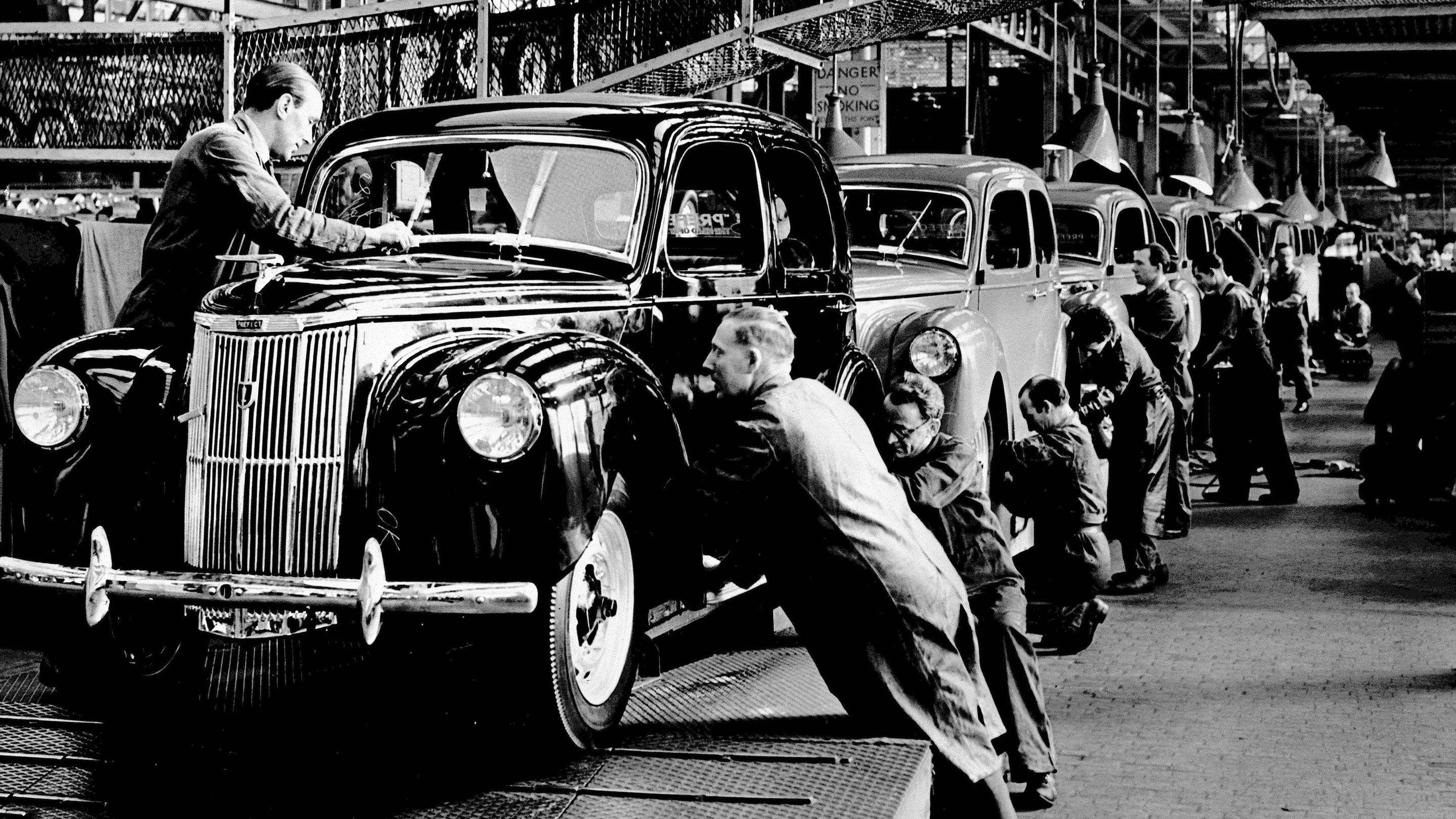 Ford assembly line in the 1920s #5